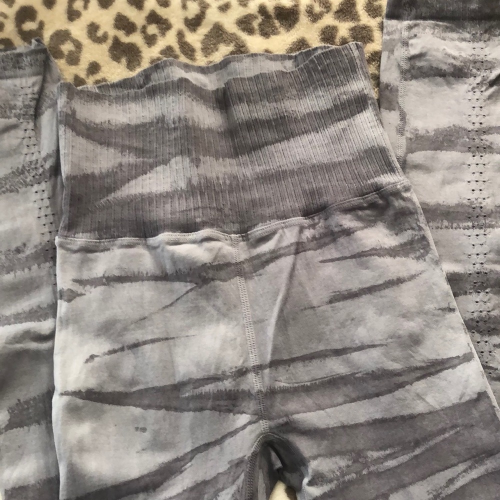 Free People Movement Good Karma High Rise Waist Leggings Gray Print Size XS/S - Picture 3 of 17